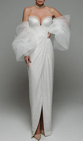 TRÄGERLOSES BRAUTKLEID MIT PUFFÄRMELN UND GLANZ